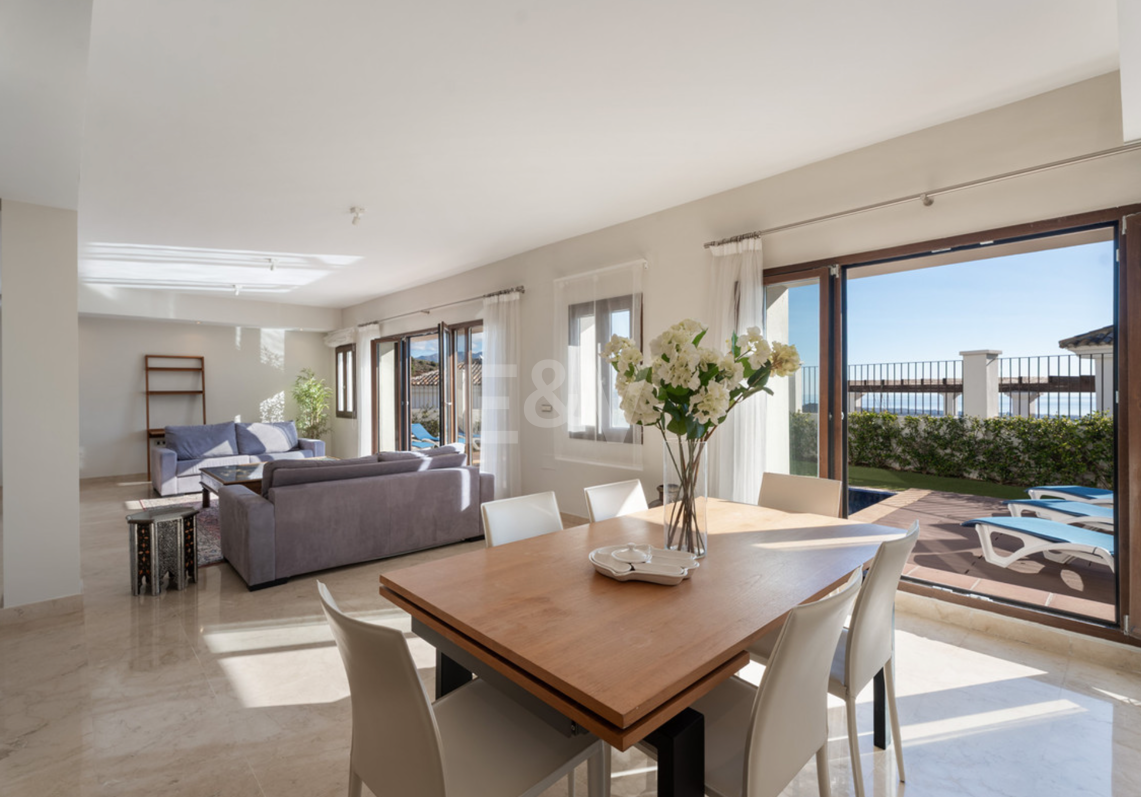 Villa de varios niveles con vistas panorámicas al mar en Benahavís Hills Country Club