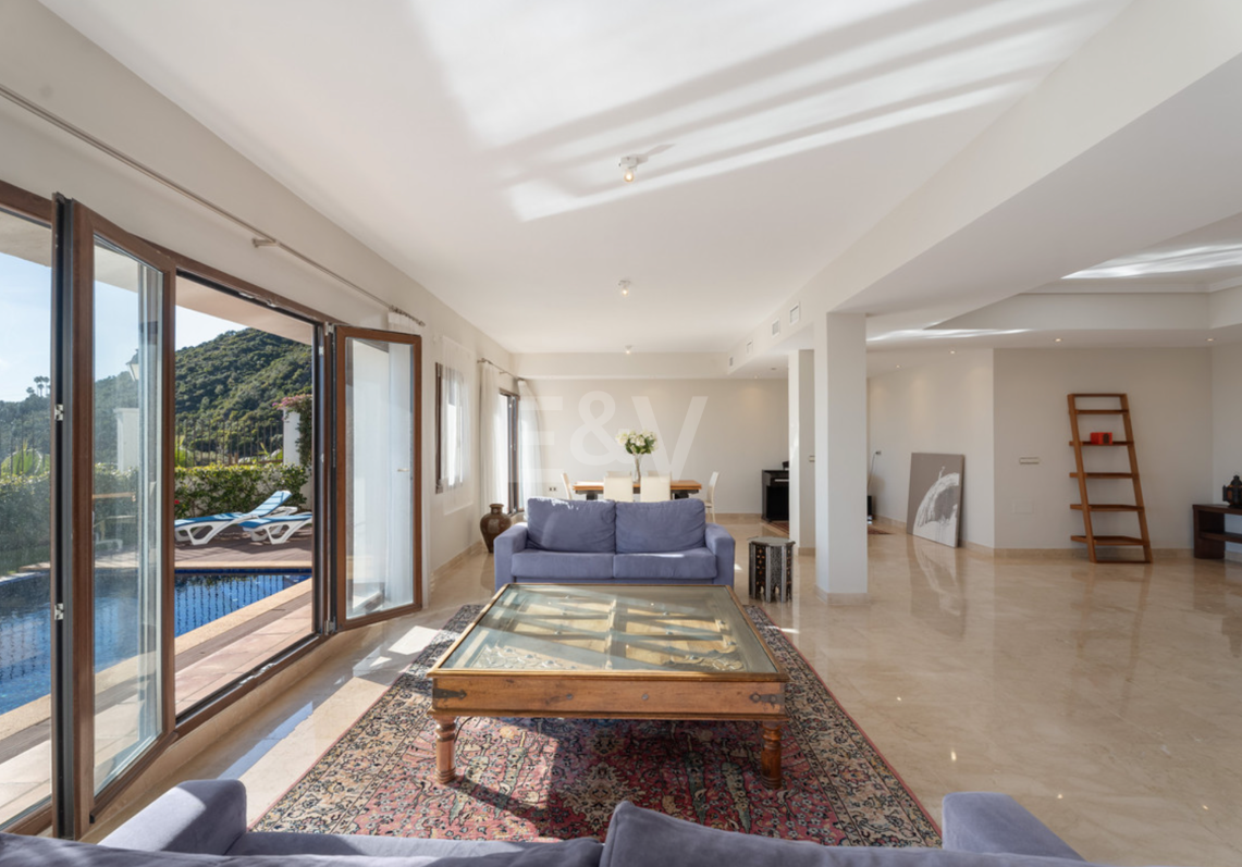 Villa de varios niveles con vistas panorámicas al mar en Benahavís Hills Country Club