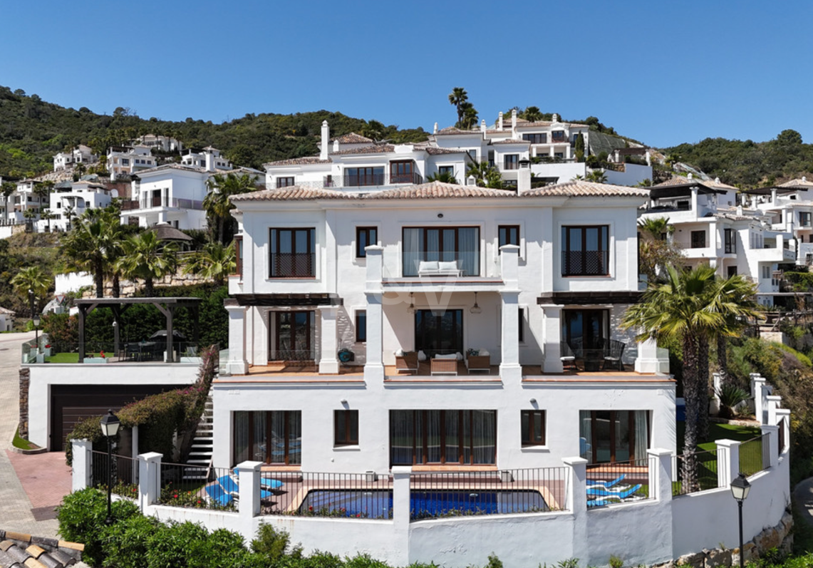 Villa de varios niveles con vistas panorámicas al mar en Benahavís Hills Country Club