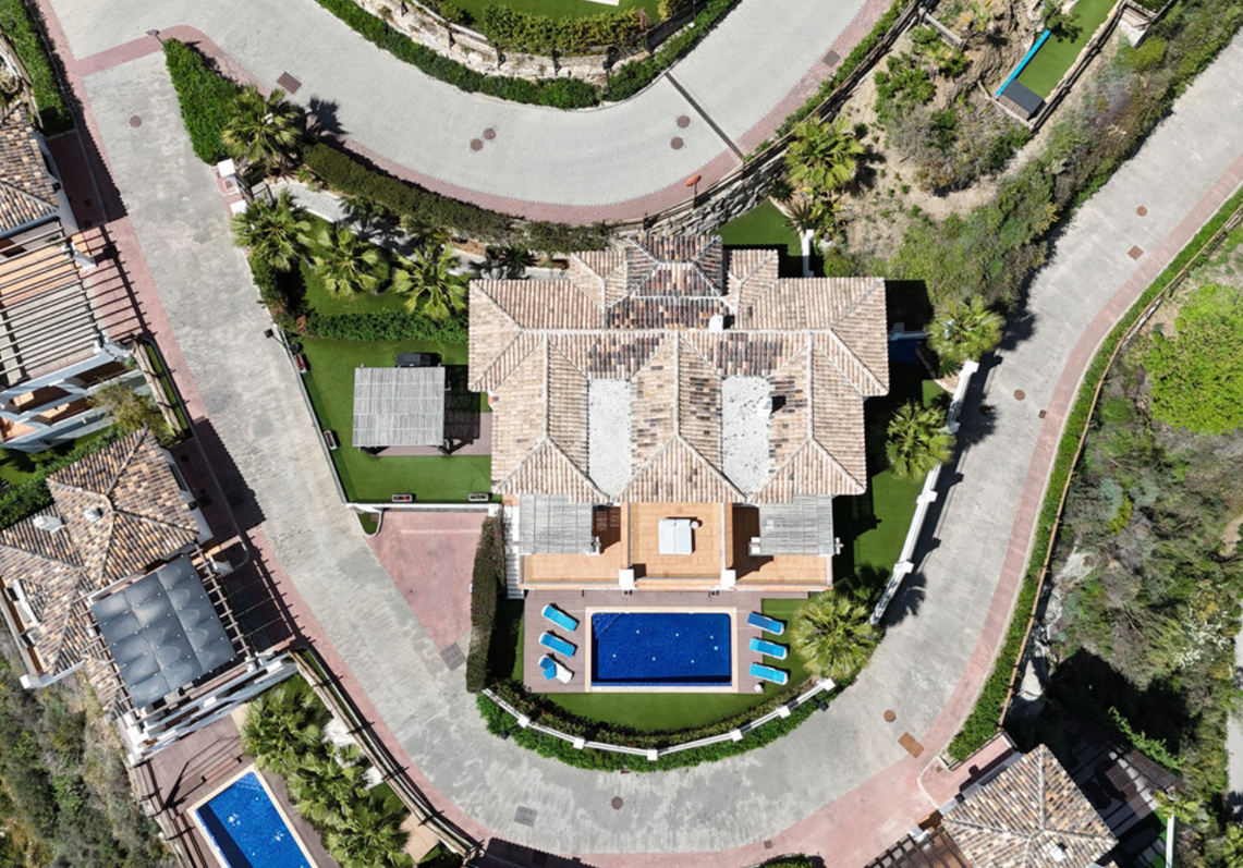 Villa de varios niveles con vistas panorámicas al mar en Benahavís Hills Country Club