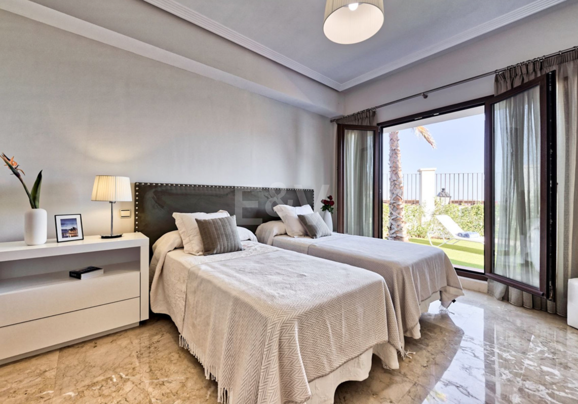 Villa de varios niveles con vistas panorámicas al mar en Benahavís Hills Country Club