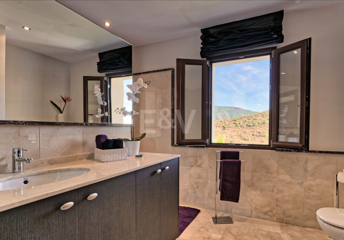 Villa de varios niveles con vistas panorámicas al mar en Benahavís Hills Country Club