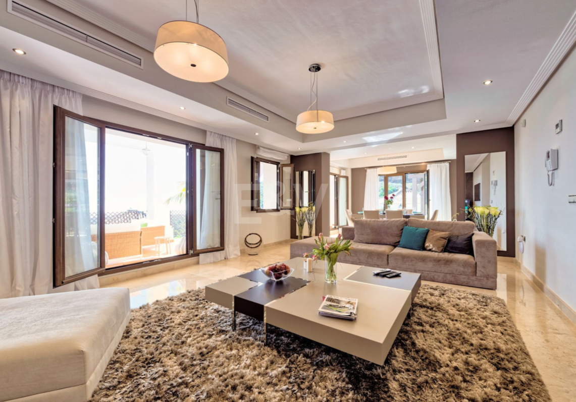 Villa de varios niveles con vistas panorámicas al mar en Benahavís Hills Country Club