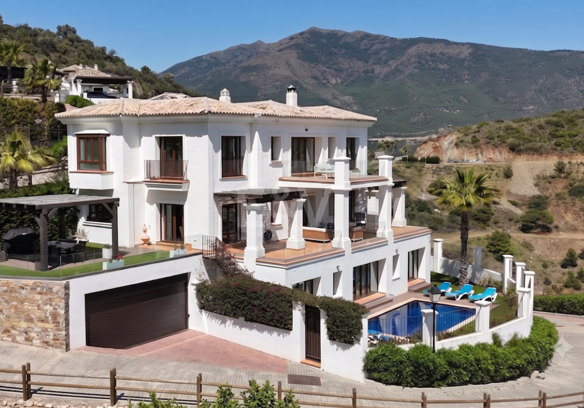 Villa de varios niveles con vistas panorámicas al mar en Benahavís Hills Country Club