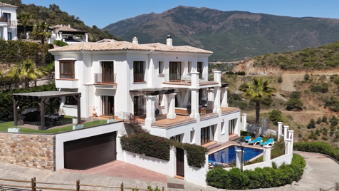 Mehrstöckige Villa mit Panoramablick auf das Meer im Benahavís Hills Country Club