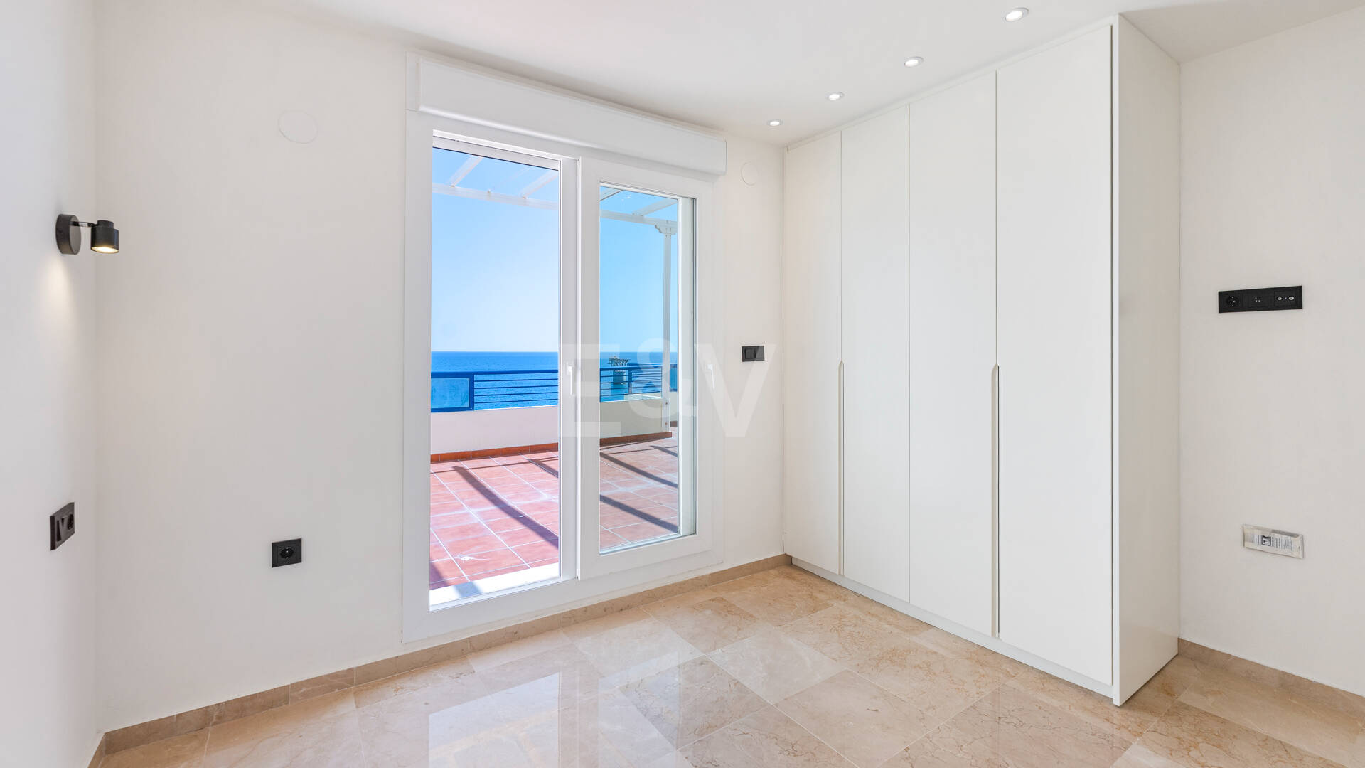 Unmöblierte Wohnung mit Meerblick direkt am Strand von Marbella