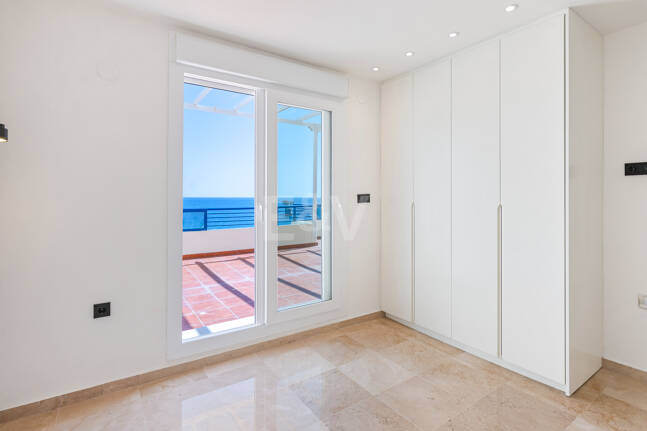 Unmöblierte Wohnung mit Meerblick direkt am Strand von Marbella
