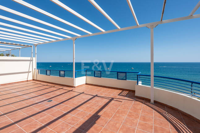 Unmöblierte Wohnung mit Meerblick direkt am Strand von Marbella