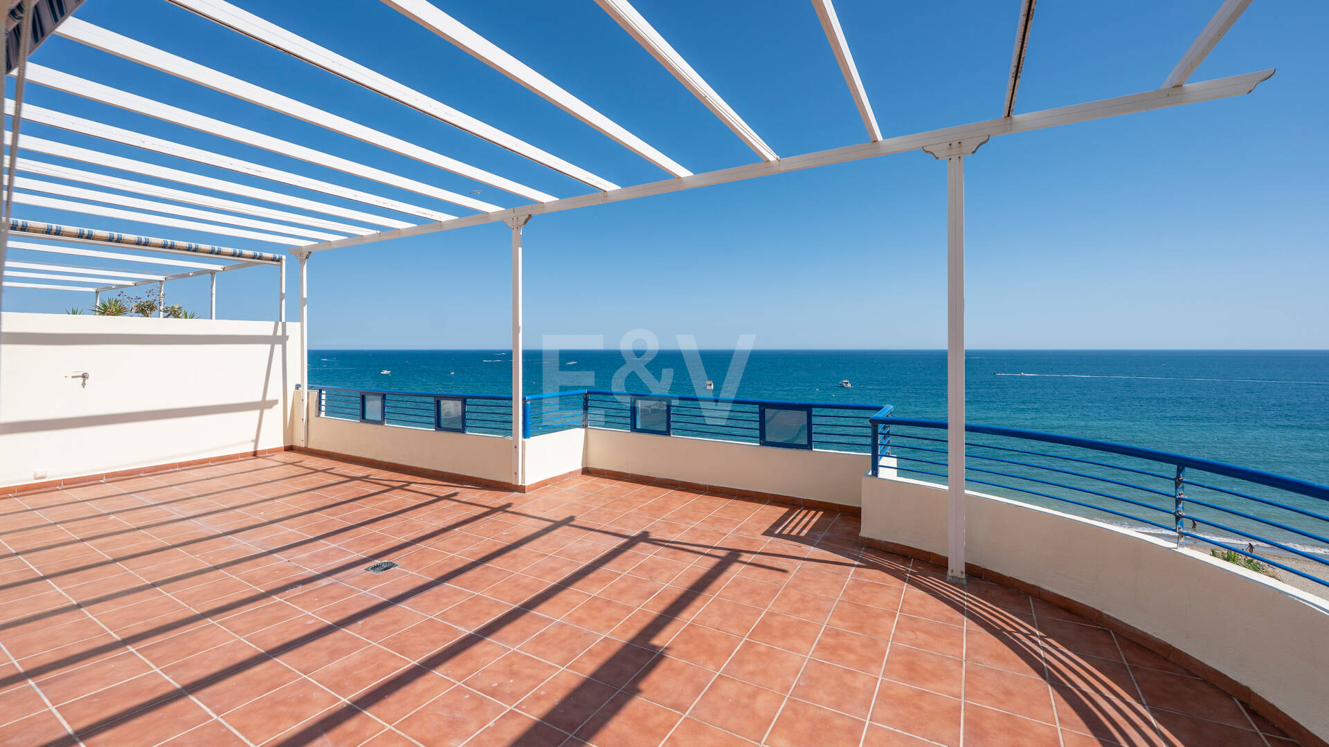 Unmöblierte Wohnung mit Meerblick direkt am Strand von Marbella