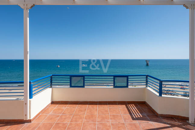 Unmöblierte Wohnung mit Meerblick direkt am Strand von Marbella