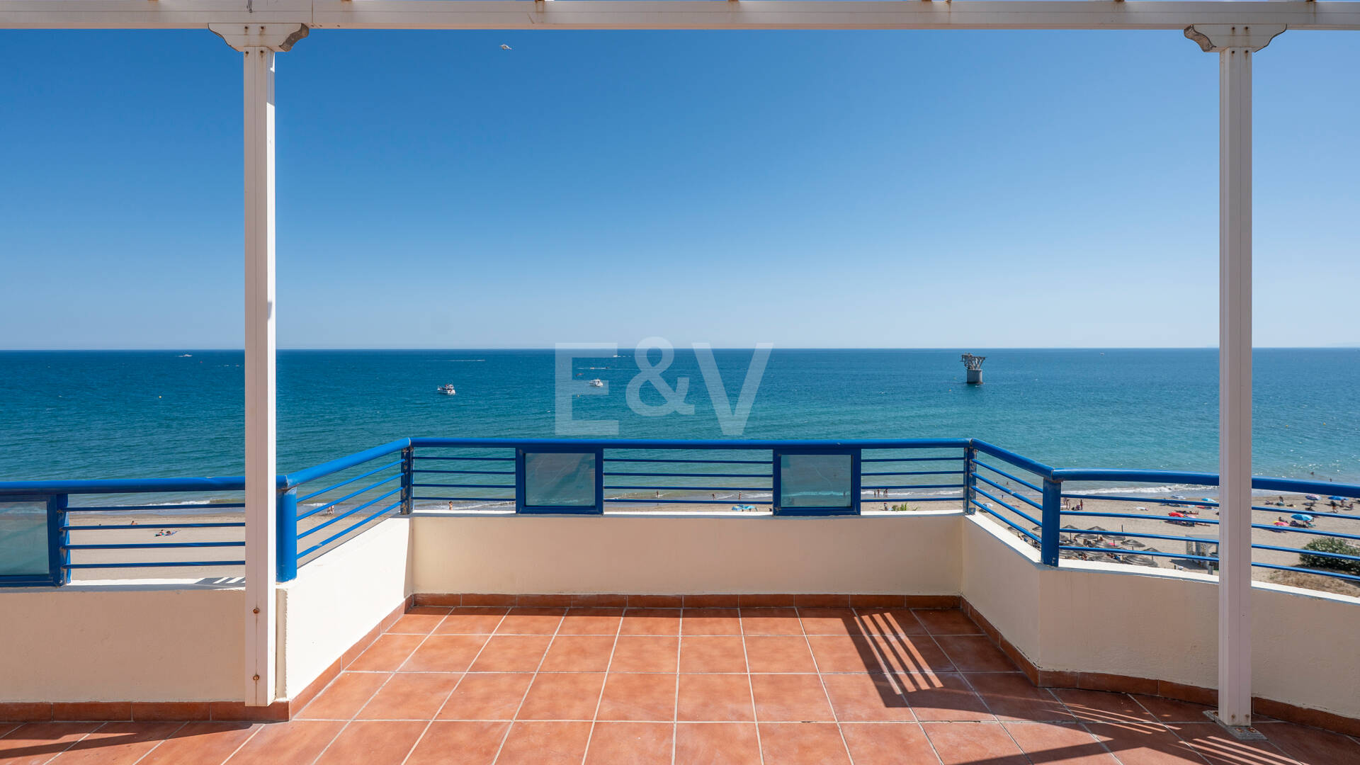 Unmöblierte Wohnung mit Meerblick direkt am Strand von Marbella