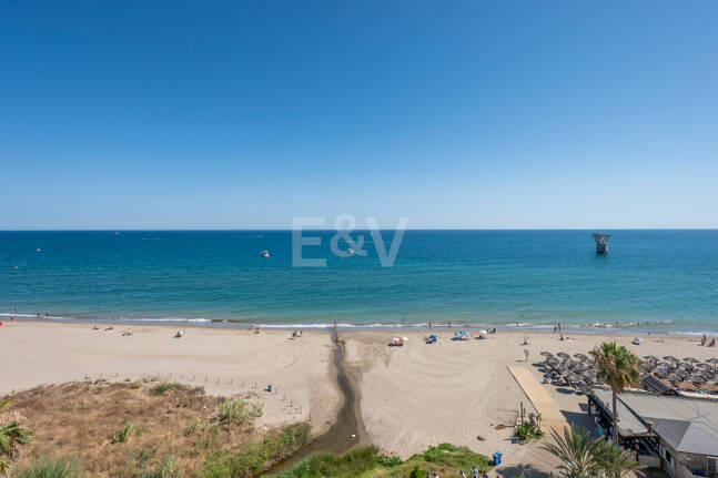 Unmöblierte Wohnung mit Meerblick direkt am Strand von Marbella