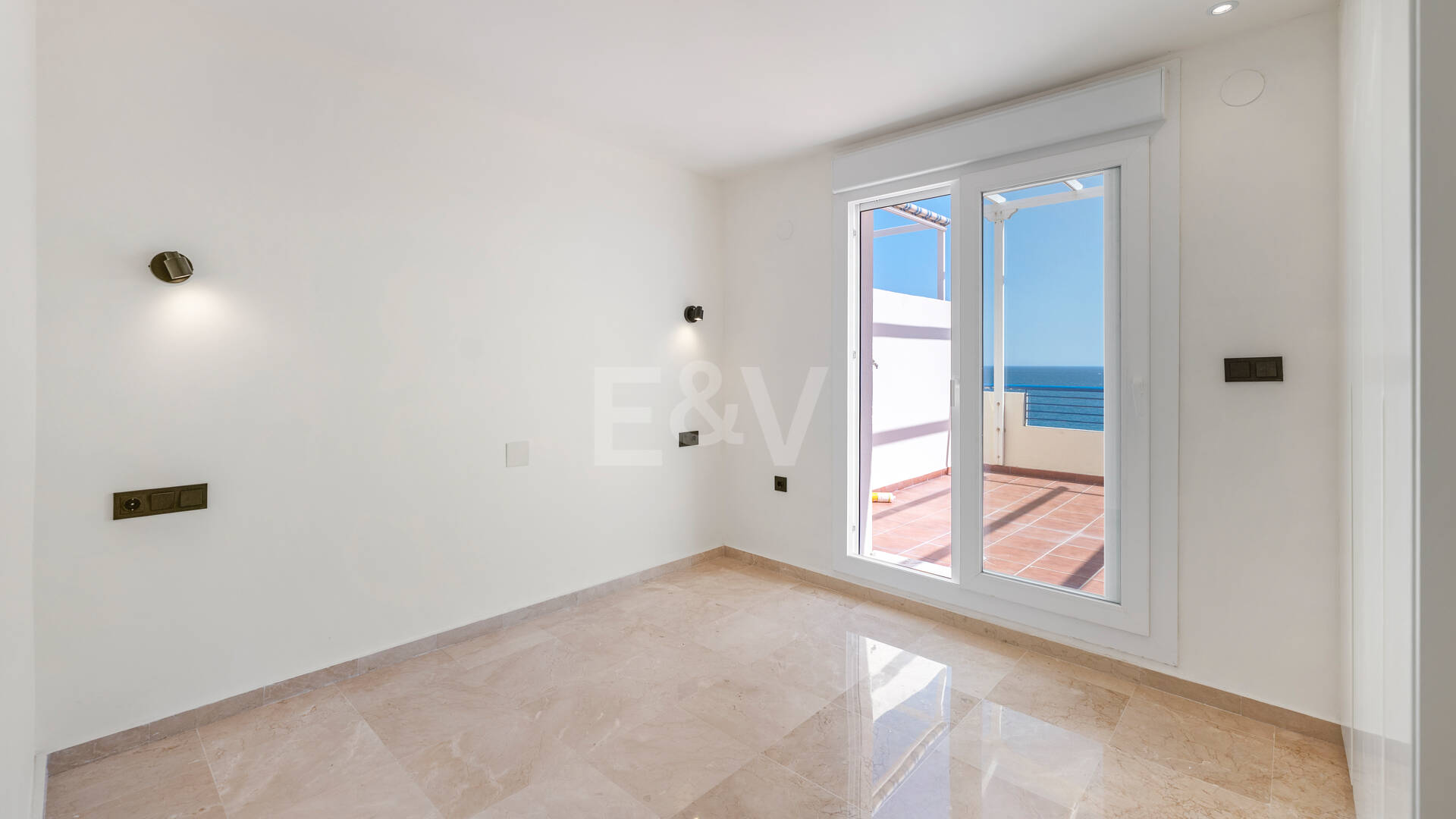 Unmöblierte Wohnung mit Meerblick direkt am Strand von Marbella