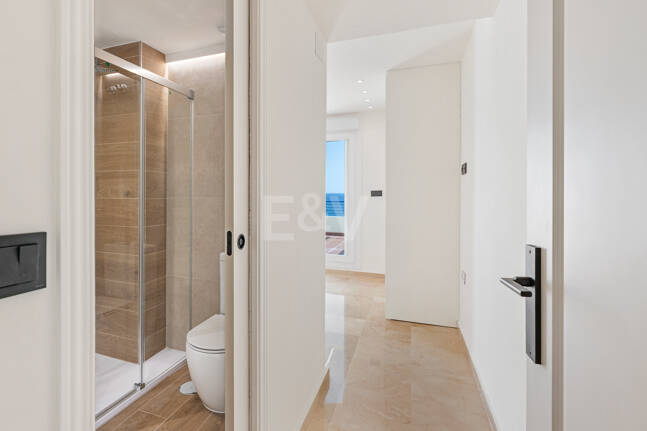 Unmöblierte Wohnung mit Meerblick direkt am Strand von Marbella