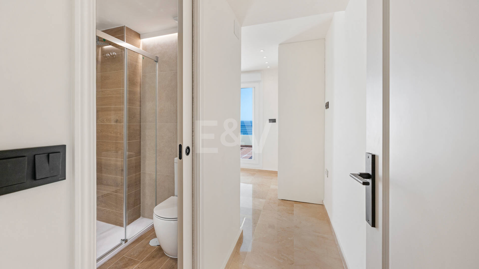 Unmöblierte Wohnung mit Meerblick direkt am Strand von Marbella