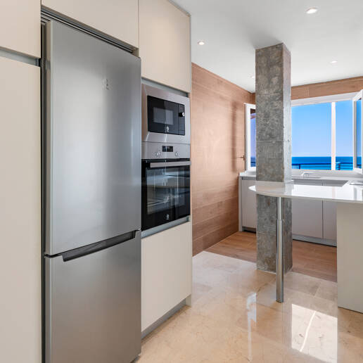 Unmöblierte Wohnung mit Meerblick direkt am Strand von Marbella