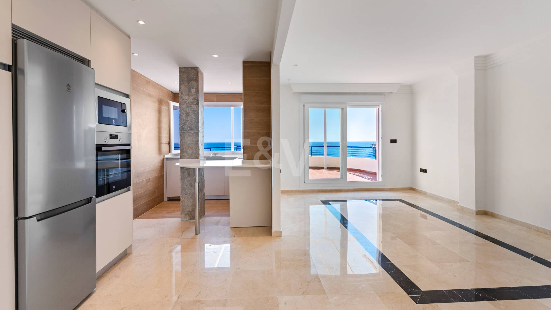 Unmöblierte Wohnung mit Meerblick direkt am Strand von Marbella