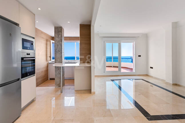 Unmöblierte Wohnung mit Meerblick direkt am Strand von Marbella