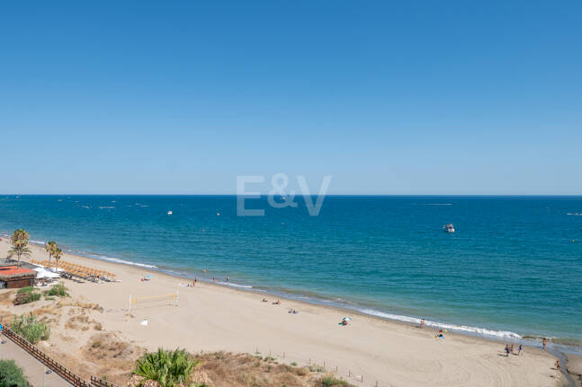 Unmöblierte Wohnung mit Meerblick direkt am Strand von Marbella