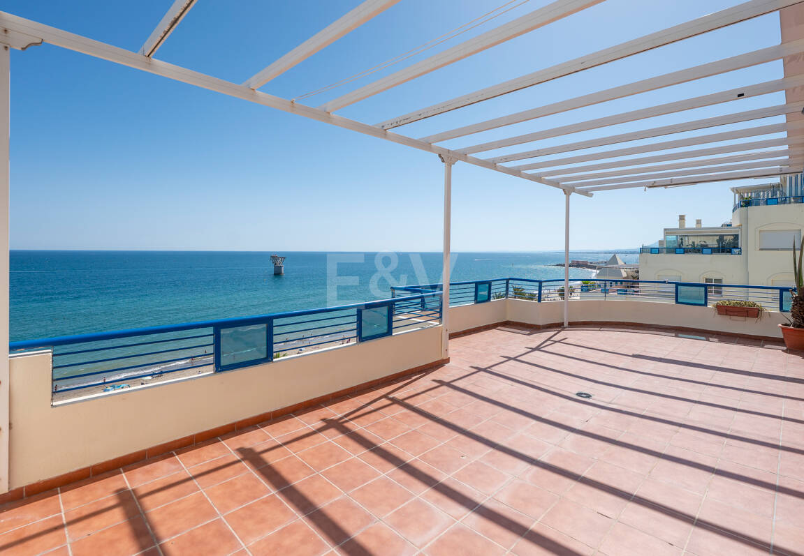 Unmöblierte Wohnung mit Meerblick direkt am Strand von Marbella