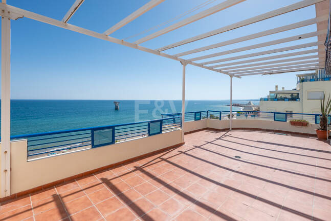 Unmöblierte Wohnung mit Meerblick direkt am Strand von Marbella
