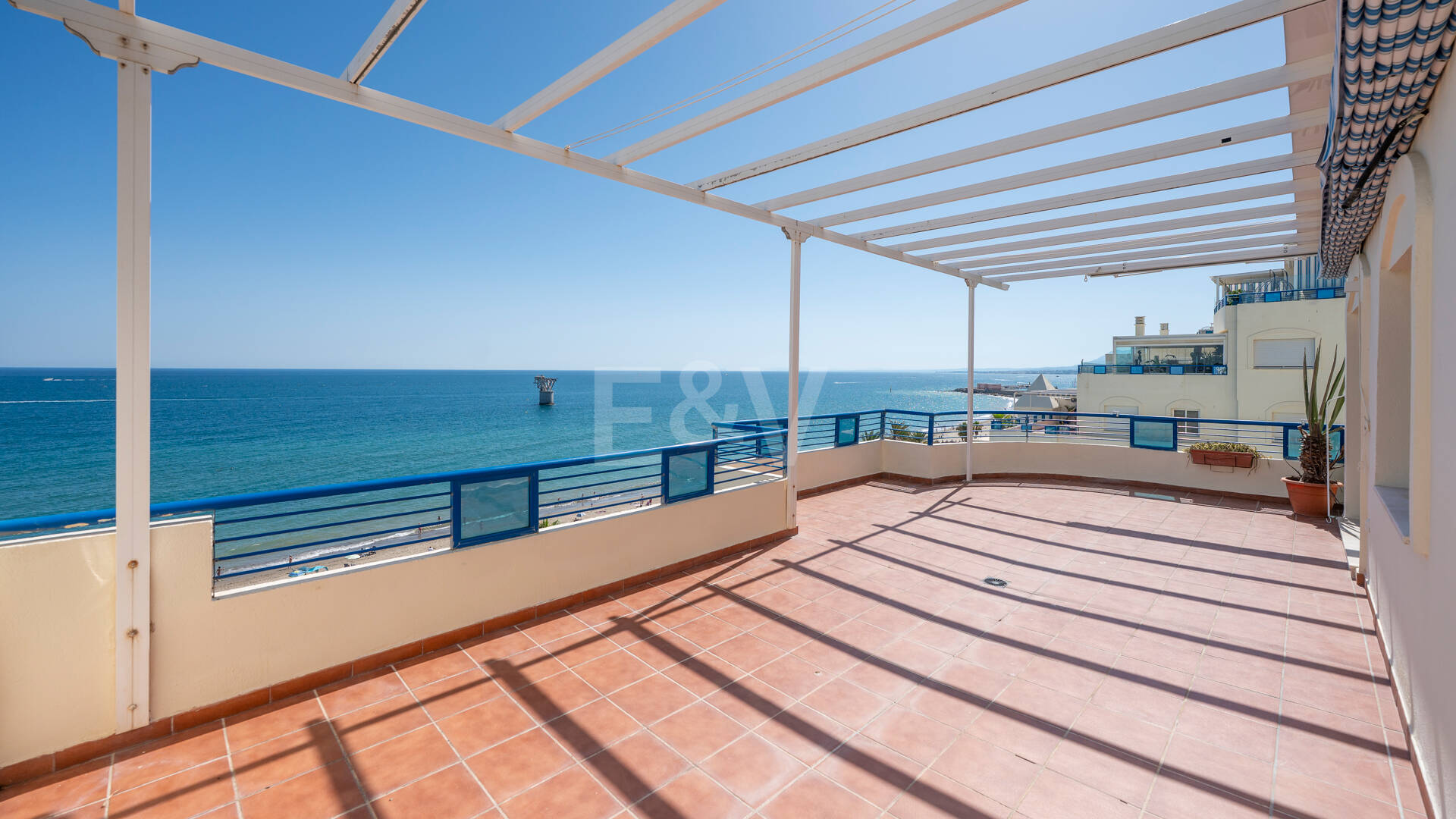 Unmöblierte Wohnung mit Meerblick direkt am Strand von Marbella