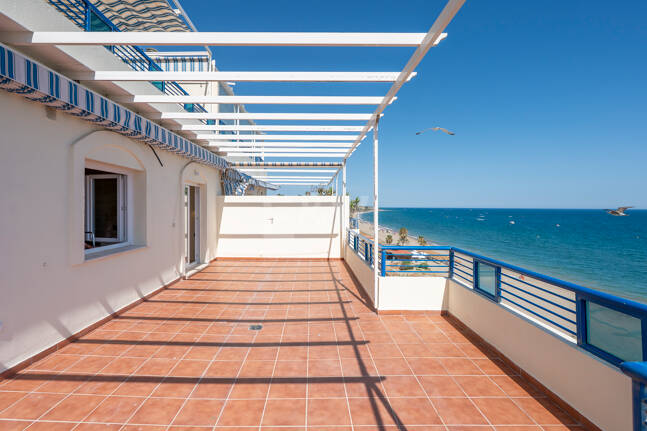 Unmöblierte Wohnung mit Meerblick direkt am Strand von Marbella