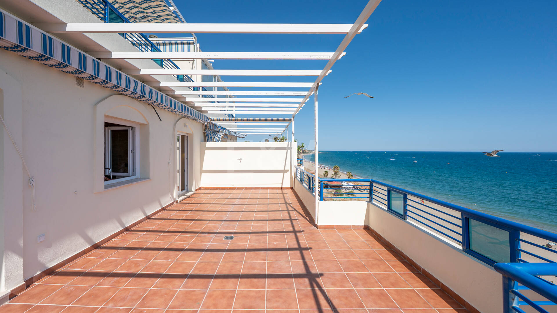 Unmöblierte Wohnung mit Meerblick direkt am Strand von Marbella