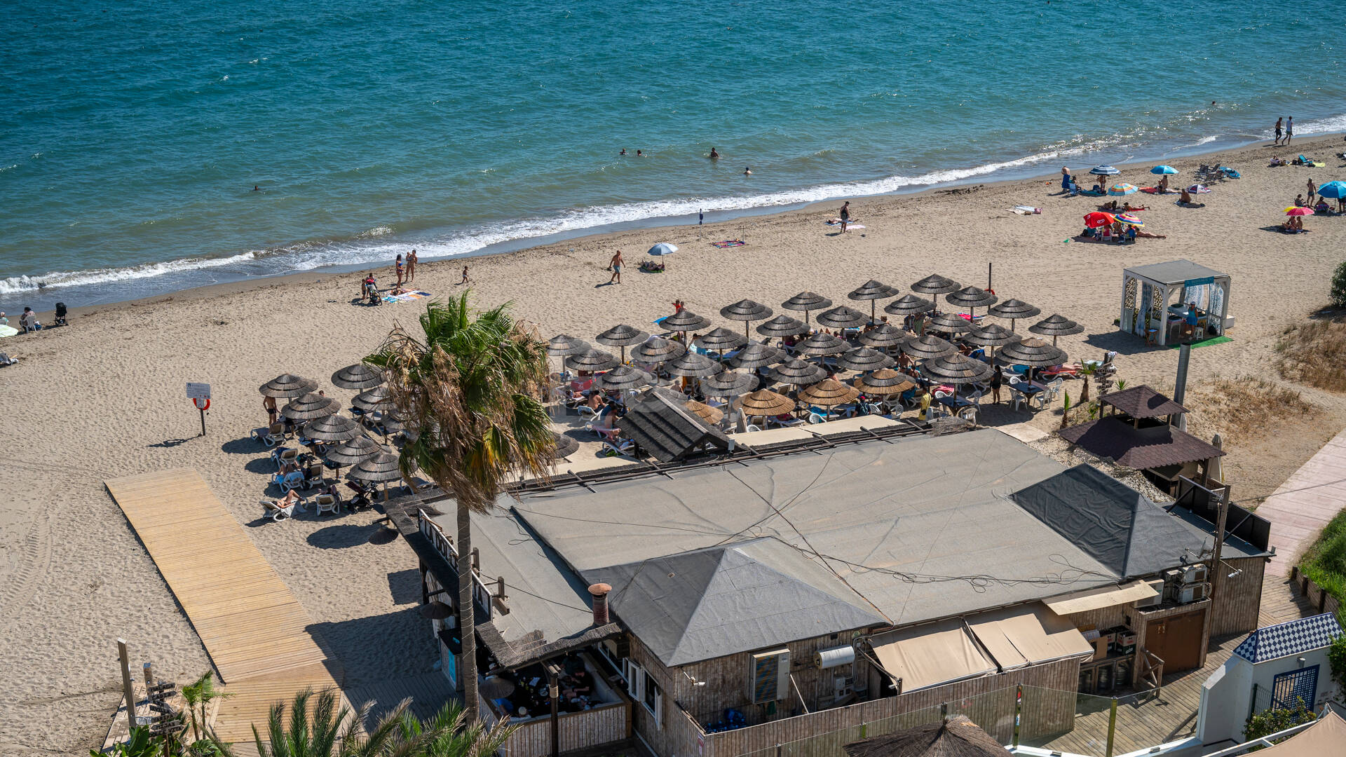 Unmöblierte Wohnung mit Meerblick direkt am Strand von Marbella