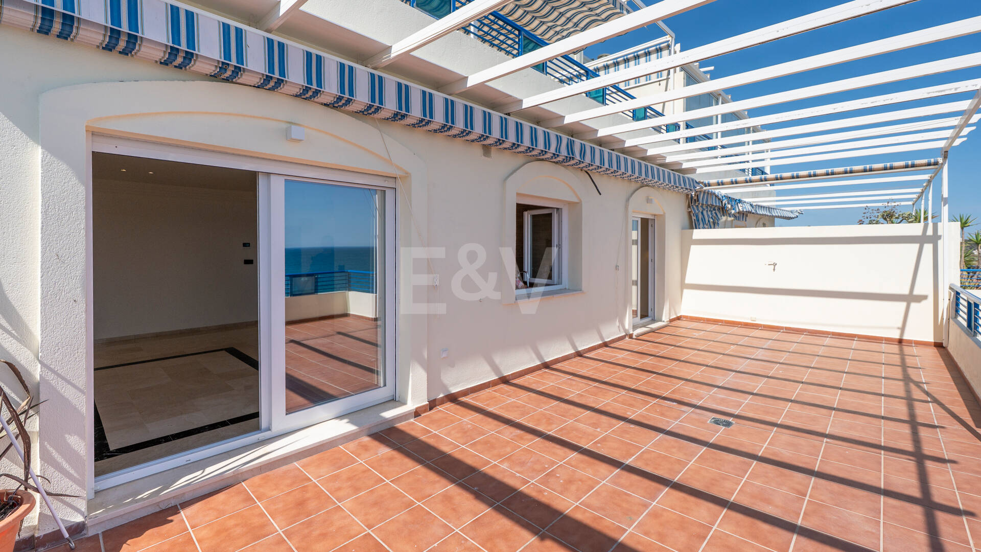 Unmöblierte Wohnung mit Meerblick direkt am Strand von Marbella