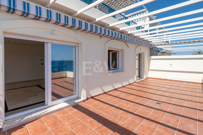 Unmöblierte Wohnung mit Meerblick direkt am Strand von Marbella