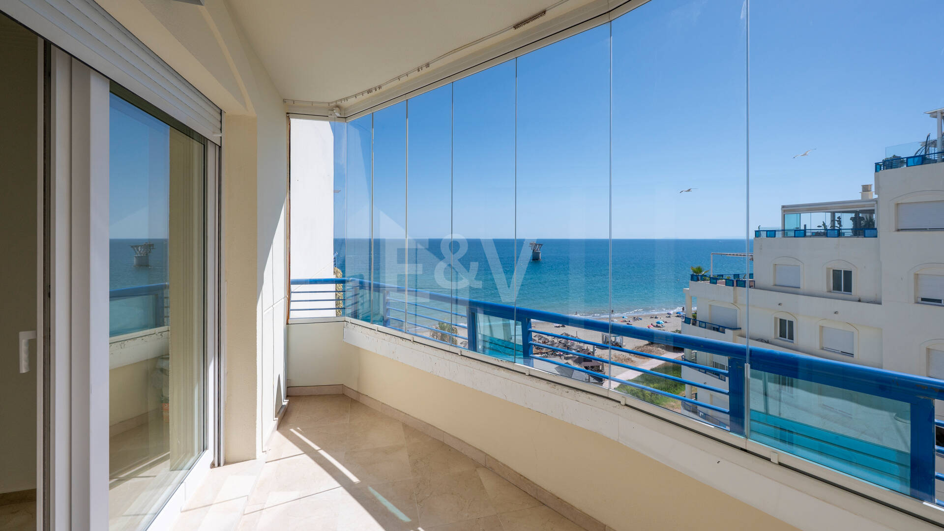 Unmöblierte Wohnung mit Meerblick direkt am Strand von Marbella