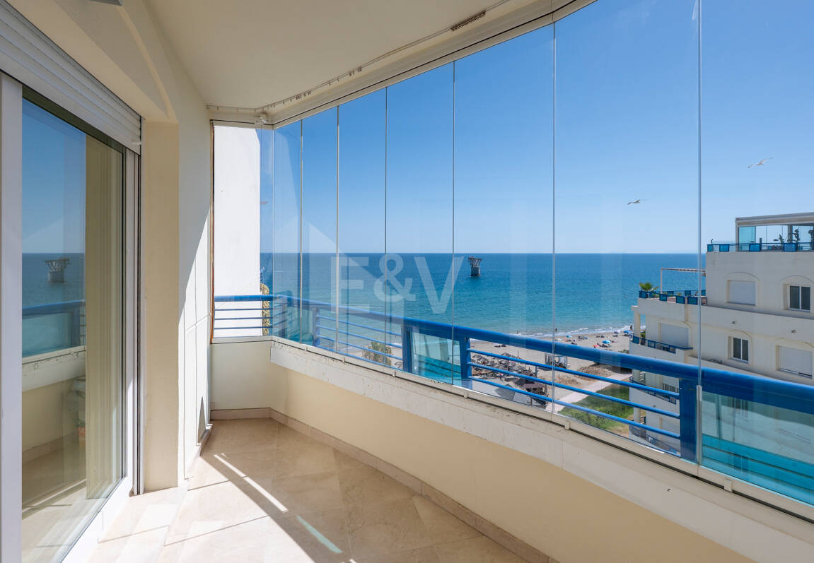 Unmöblierte Wohnung mit Meerblick direkt am Strand von Marbella