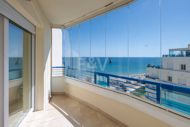 Unmöblierte Wohnung mit Meerblick direkt am Strand von Marbella