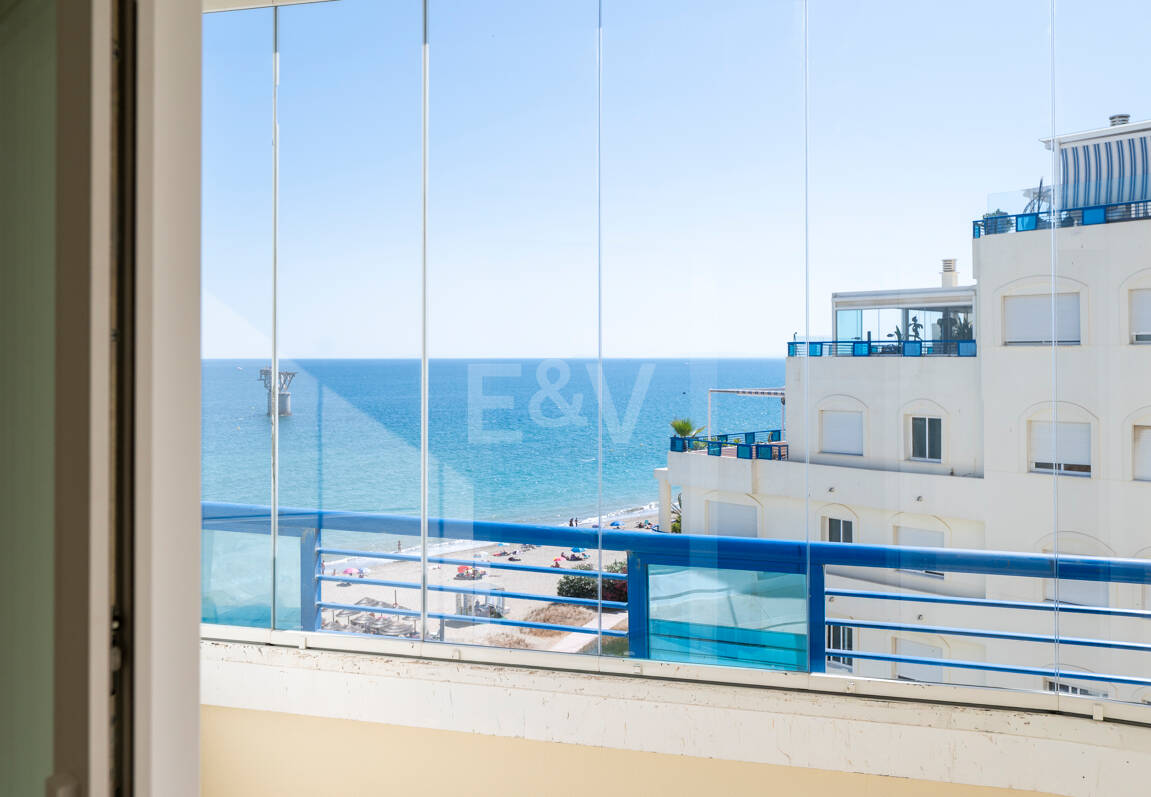 Unmöblierte Wohnung mit Meerblick direkt am Strand von Marbella