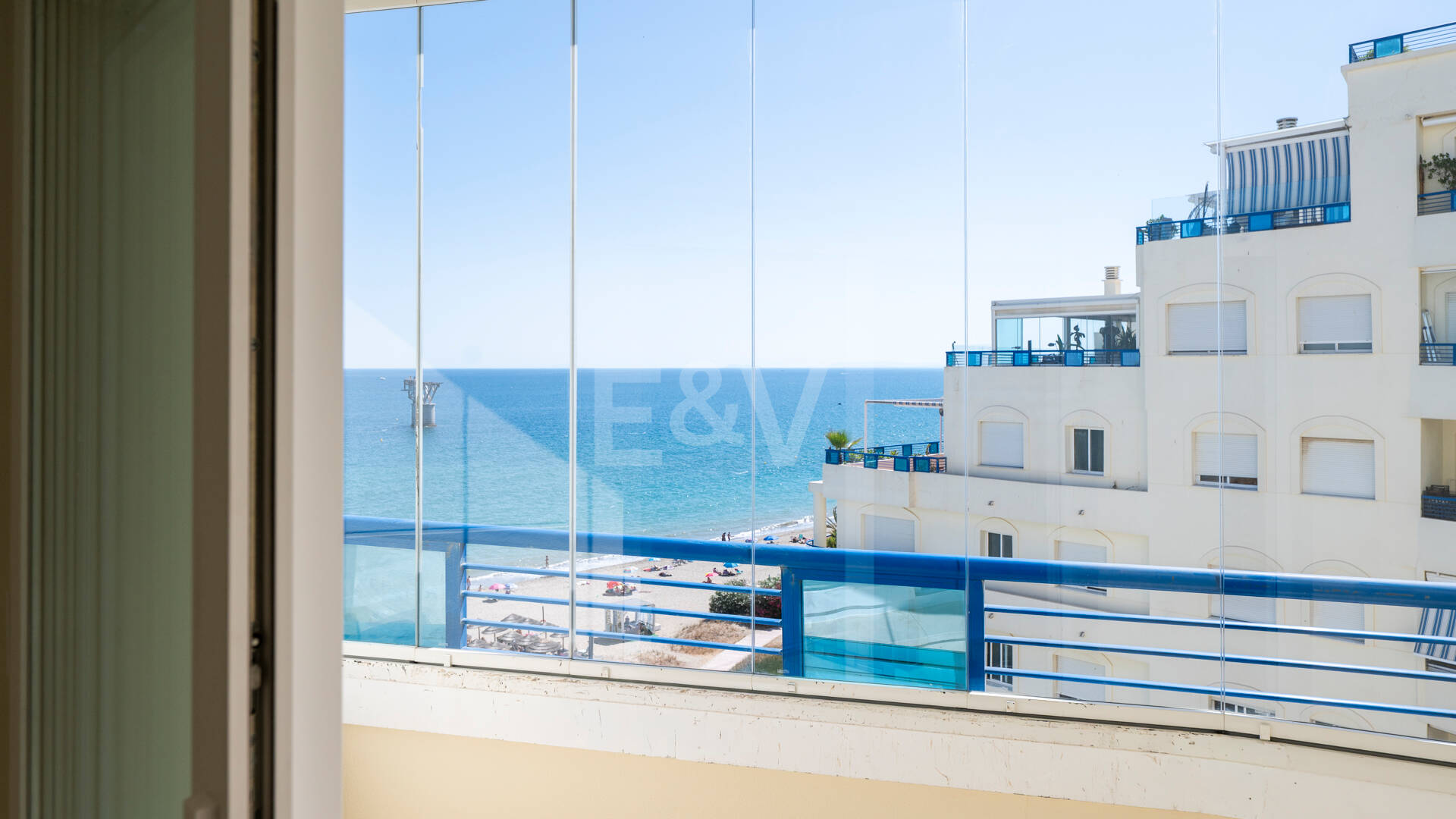 Unmöblierte Wohnung mit Meerblick direkt am Strand von Marbella