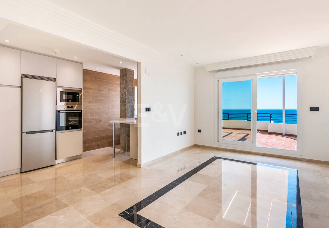 Unmöblierte Wohnung mit Meerblick direkt am Strand von Marbella