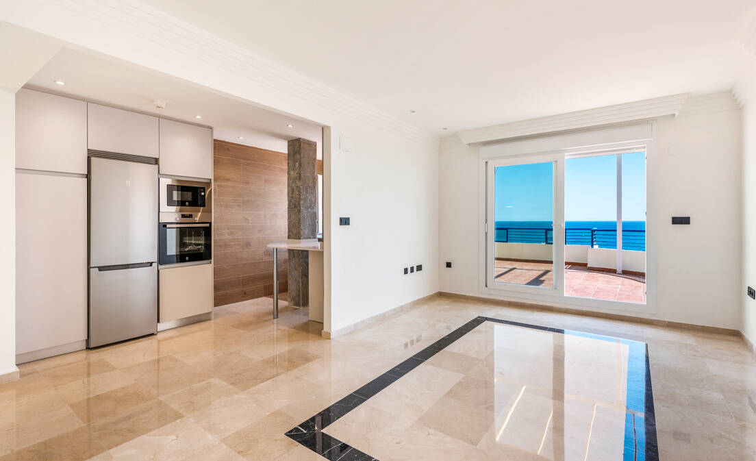 Unmöblierte Wohnung mit Meerblick direkt am Strand von Marbella