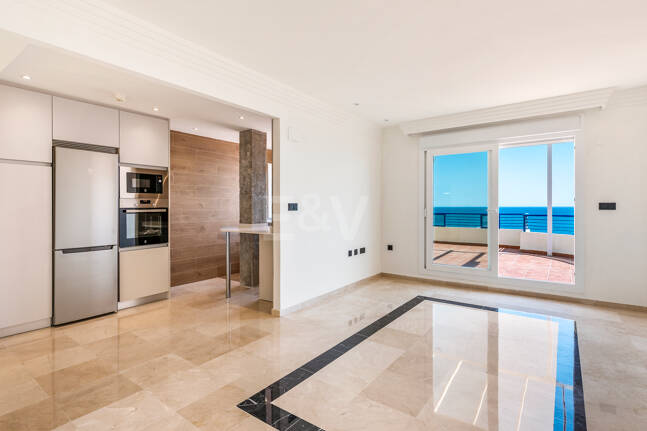 Unmöblierte Wohnung mit Meerblick direkt am Strand von Marbella