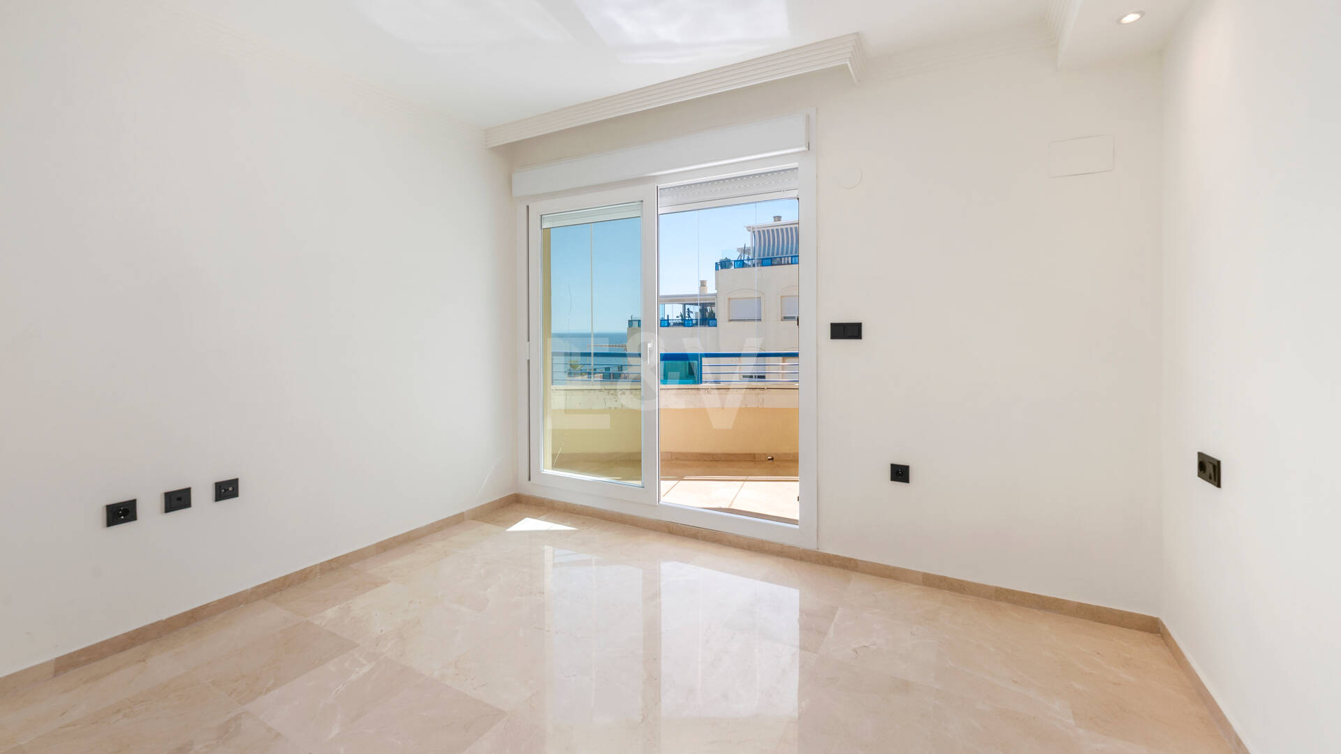 Unmöblierte Wohnung mit Meerblick direkt am Strand von Marbella