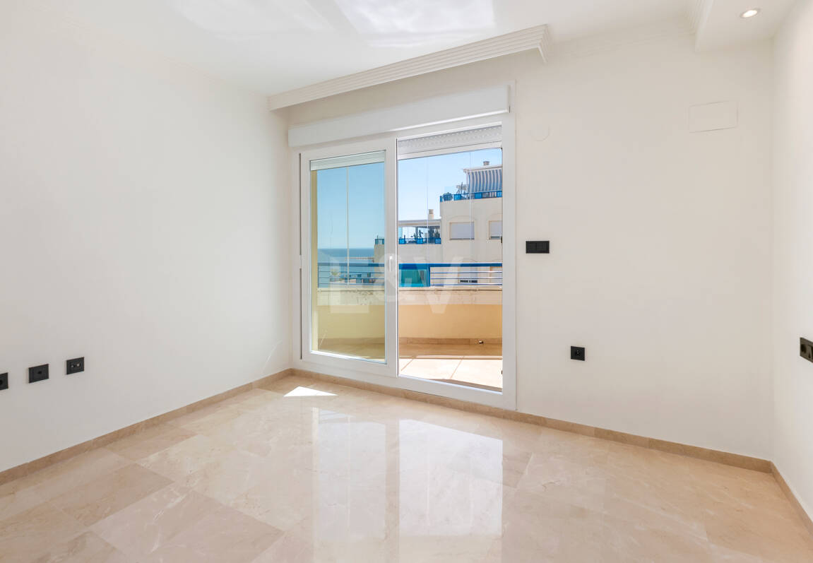 Unmöblierte Wohnung mit Meerblick direkt am Strand von Marbella