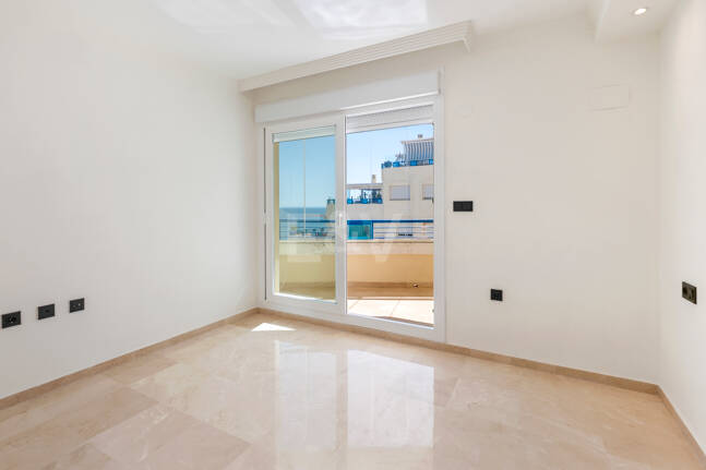 Unmöblierte Wohnung mit Meerblick direkt am Strand von Marbella