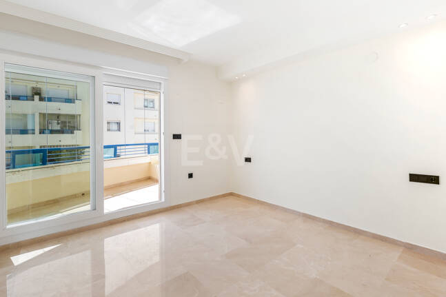 Unmöblierte Wohnung mit Meerblick direkt am Strand von Marbella