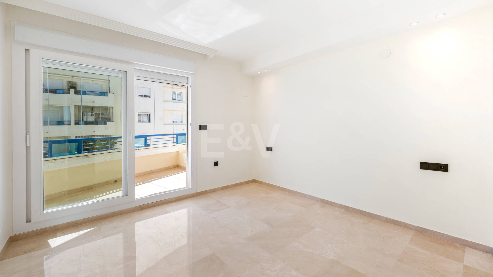 Unmöblierte Wohnung mit Meerblick direkt am Strand von Marbella