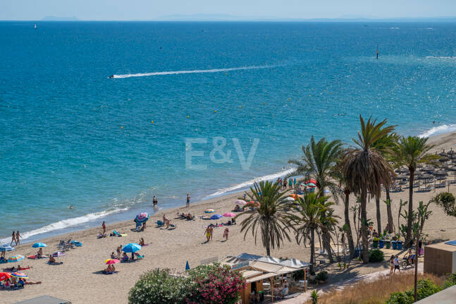 Unmöblierte Wohnung mit Meerblick direkt am Strand von Marbella