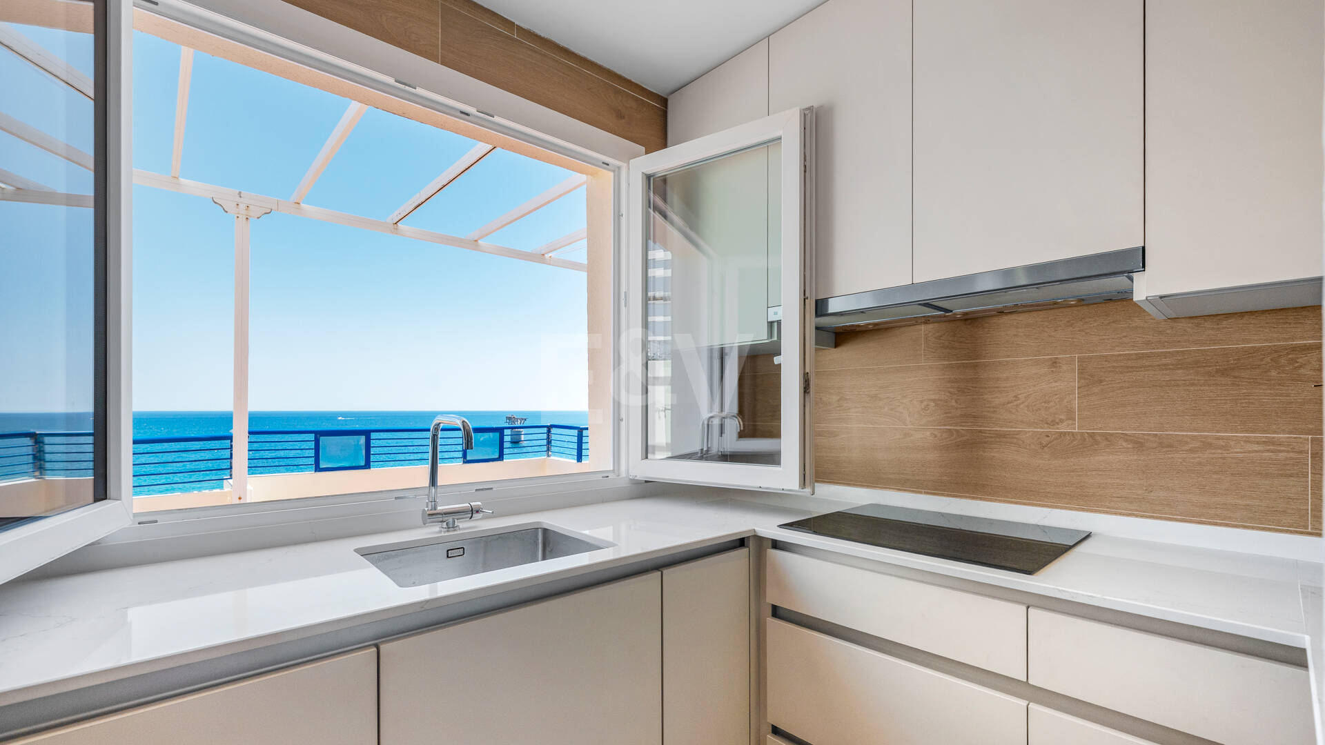 Unmöblierte Wohnung mit Meerblick direkt am Strand von Marbella