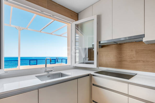 Unmöblierte Wohnung mit Meerblick direkt am Strand von Marbella