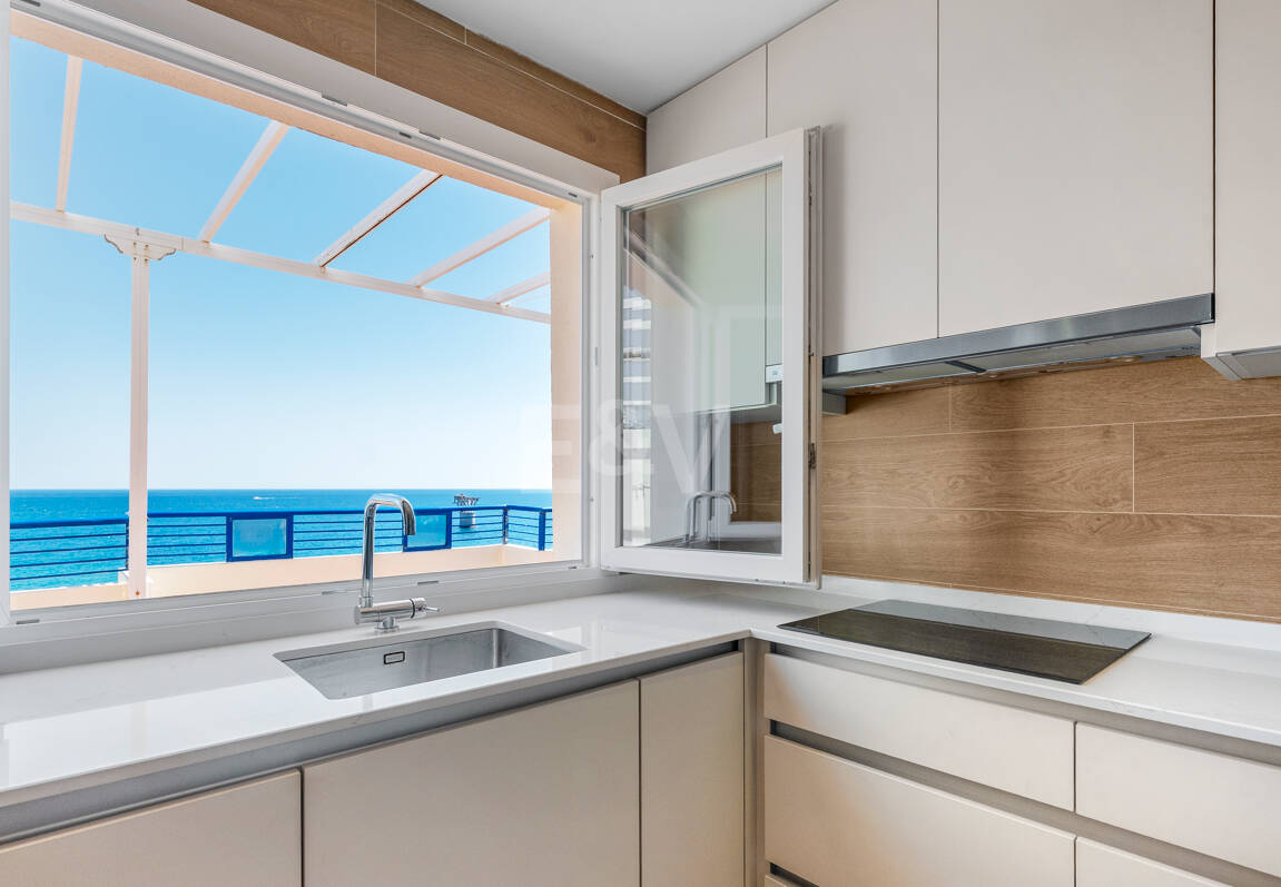 Unmöblierte Wohnung mit Meerblick direkt am Strand von Marbella