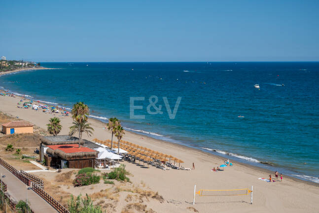 Unmöblierte Wohnung mit Meerblick direkt am Strand von Marbella