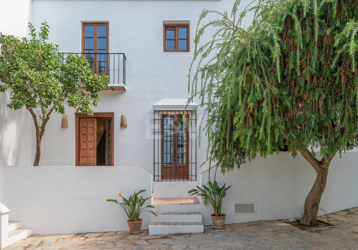 Raffinerat andalusiskt radhus med skräddarsydda inredare i Lomas de Marbella Club